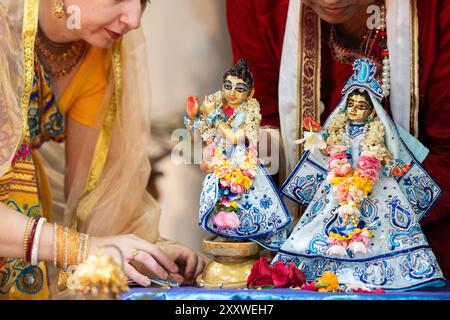 Guwahati, Inde. 26 août 2024. Les dévots offrent des prières au seigneur de la divinité hindoue Krishna à l'occasion du festival Janmashtami, au temple de la Société internationale pour la conscience de Krishna (ISKCON), le 26 août 2024 à Guwahati, Inde. Crédit : David Talukdar/Alamy Live News crédit : David Talukdar/Alamy Live News Banque D'Images