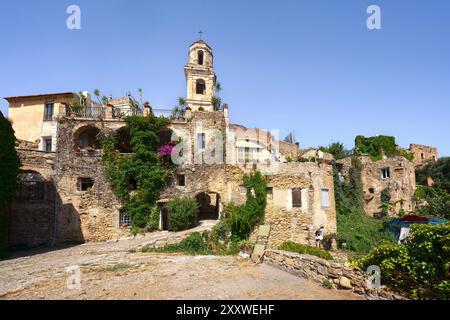 Vue sur le clocher à Bussana Vecchia. Ville fantôme à Sanremo, région Ligurie, Italie. Abandonnée en raison d'un tremblement de terre en 1887, aujourd'hui est une communauté d'arti Banque D'Images