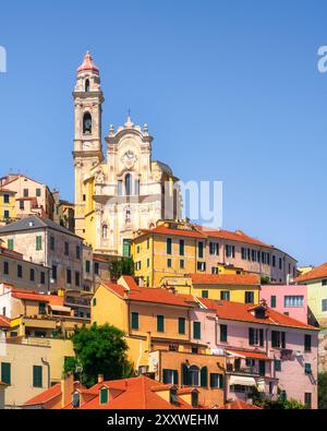 Horizon du village de Cervo et l'église San Giovanni Battista, provicne d'Imperia, région Ligurie, Italie Banque D'Images