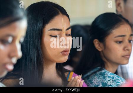 Guwahati, Inde. 26 août 2024. Les dévots offrent des prières au seigneur de la divinité hindoue Krishna à l'occasion du festival Janmashtami, au temple de la Société internationale pour la conscience de Krishna (ISKCON), le 26 août 2024 à Guwahati, Inde. Crédit : David Talukdar/Alamy Live News crédit : David Talukdar/Alamy Live News Banque D'Images