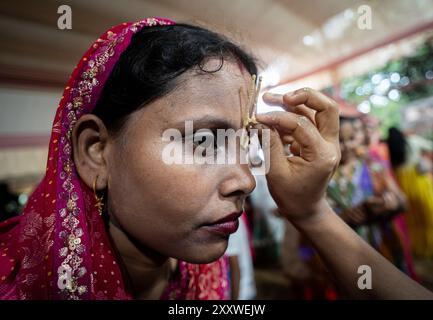 Guwahati, Inde. 26 août 2024. Les dévots offrent des prières au seigneur de la divinité hindoue Krishna à l'occasion du festival Janmashtami, au temple de la Société internationale pour la conscience de Krishna (ISKCON), le 26 août 2024 à Guwahati, Inde. Crédit : David Talukdar/Alamy Live News crédit : David Talukdar/Alamy Live News Banque D'Images