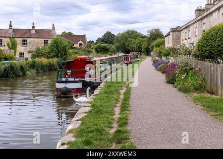 Bateaux étroits amarrés contre le chemin de halage du canal Kennet et Avon à Bathampton, Bath, Somerset, Angleterre, Royaume-Uni Banque D'Images