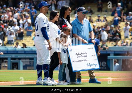 La famille Bryant avant un match de la Ligue majeure de baseball au Dodger Stadium le dimanche 25 août 2024 à Los Angeles, Calif. Les Dodgers ont vaincu Ray Banque D'Images