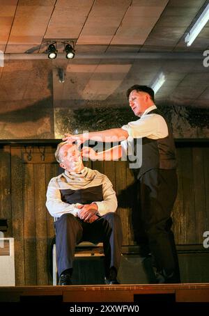 de gauche à droite : Don Gallagher (Judge Turpin), David Birrell (Sweeney Todd) dans SWEENEY TODD - The Demon Barber of Fleet Street at the Quarry, West Yorkshire Playhouse, Leeds, Angleterre 03/10/2013 une coproduction avec Royal Exchange Theatre, Manchester & Welsh National Opera musique & paroles : Stephen Sondheim livre : Hugh Wheeler design : Colin Richmond éclairage : Chris Davey réalisateur : James Brining Banque D'Images