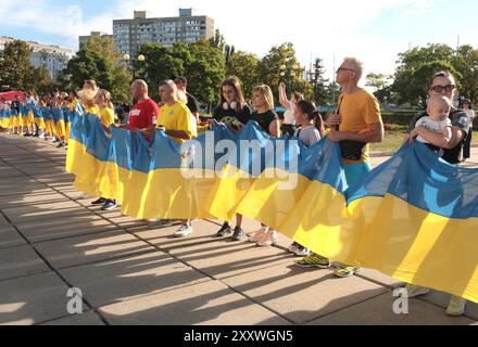 Non exclusif : KIEV, UKRAINE - 23 AOÛT 2024 - les participants tiennent le drapeau national lors de la 10ème course avec le drapeau de l'Ukraine en célébration de S. Banque D'Images