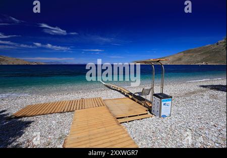 Seatrac accès handicapés à la mer, Livadia, Tilos, îles Dodécanèse, sud de la mer Égée, Grèce. Banque D'Images