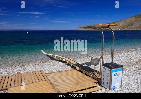 Seatrac accès handicapés à la mer, Livadia, Tilos, îles Dodécanèse, sud de la mer Égée, Grèce. Banque D'Images