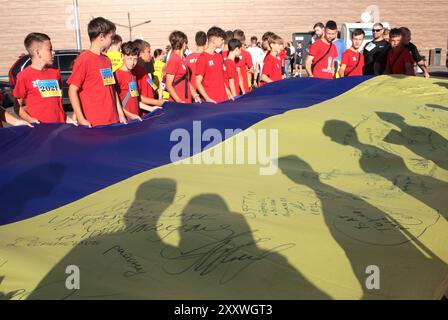 Non exclusif : KIEV, UKRAINE - 23 AOÛT 2024 - les enfants tiennent un drapeau ukrainien lors de la 10ème course avec le drapeau de l'Ukraine en célébration de l'Etat Banque D'Images