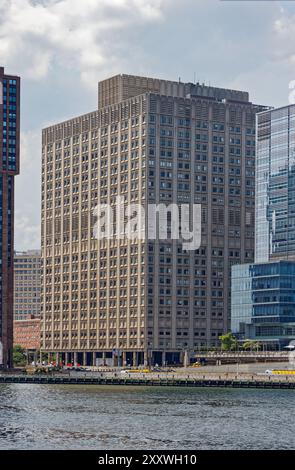 Au nouveau bâtiment de 1974 du Bellevue Hospital Center, alias le Cube, les chambres des patients avaient des fenêtres ; les fonctions de soutien et les bureaux étaient dans le noyau sans fenêtre. Banque D'Images