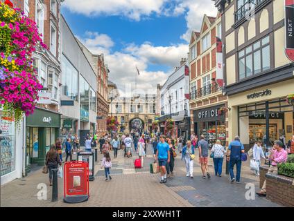 Magasins sur la High Street regardant vers le Stonebow, Lincoln, Lincolnshire, East Midlands, Angleterre, ROYAUME-UNI Banque D'Images