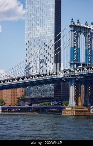 One Manhattan Square est un condo résidentiel de 80 étages surnommé «râpe à fromage» pour la gamme de projections sur sa façade en verre. Banque D'Images