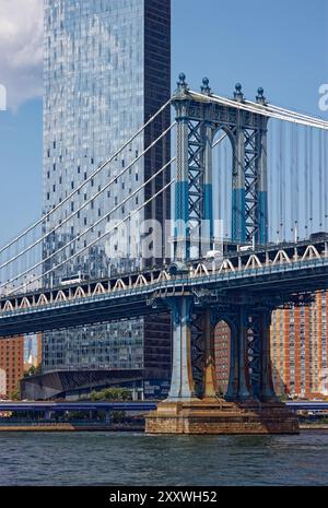 One Manhattan Square est un condo résidentiel de 80 étages surnommé «râpe à fromage» pour la gamme de projections sur sa façade en verre. Banque D'Images