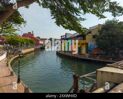 Rivière Malacca depuis Jambatan Chan Koon Chen Bridge dans le centre-ville de Melaka, Malaisie. Villes historiques du détroit de Malacca est un site du patrimoine mondial Banque D'Images