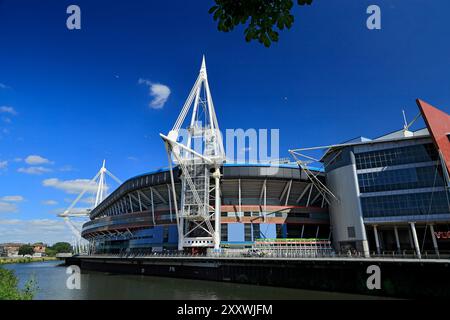 Millennium Stadium et de la rivière Taff, Cardiff, Pays de Galles. Banque D'Images