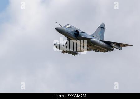 Forces aériennes et spatiales françaises - Dassault Mirage 2000-5F, arrivant à la RAF Fairford pour se produire au Royal International Air Tattoo 2024. Banque D'Images