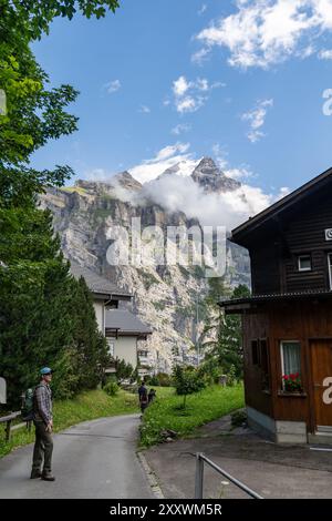 Murren, Suisse - 23 juillet 2024 : randonneurs sur le sentier de randonnée pavé de Murren au village de Gimmelwald Banque D'Images