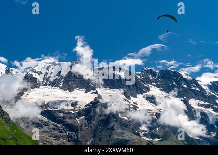 Parapente haut dans les airs au-dessus de la vallée de Lauterbrunnen, Suisse Banque D'Images