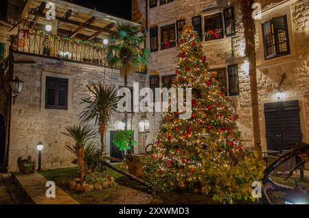 Arbre de Noël et décorations de Noël dans la vieille ville de Kotor, Kotor Bay, Monténégro Banque D'Images