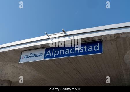 Panneau pour l'arrêt du quai du ferry à Alpnachstad Suisse. Cet arrêt est utilisé par les touristes qui prennent le Golden Round Trip au Mont Pilate Banque D'Images