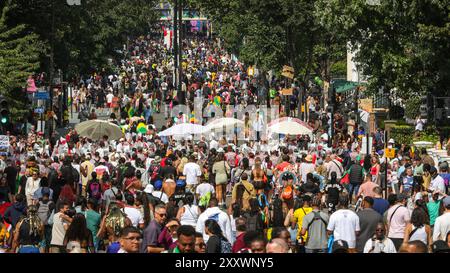 Londres, Royaume-Uni. 26 août 2024. La route commence à être bondée au début de l'après-midi. Notting Hill Carnival lundi voit la procession principale du carnaval des mas bands, des batteurs et des groupes de Salsa, Samba et Soca des Caraïbes et d'Amérique du Sud. Les fêtards célèbrent le week-end des fêtes de fin de semaine en participant ou en regardant le long de la route du carnaval, dans les systèmes de sonorisation, les stands et les lieux le deuxième des deux jours des festivités du carnaval de Notting Hill. Crédit : Imageplotter/Alamy Live News Banque D'Images