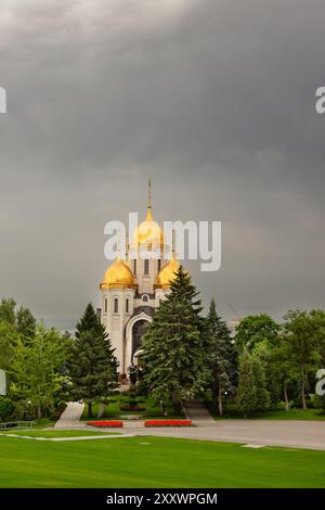 Vue depuis le monticule de l'église orthodoxe Église de tous les Saints sur Mamayev Kurgan . Matin nuageux. Monument-ensemble aux héros de la bataille de S. Banque D'Images