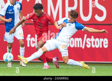 Munich, Allemagne. 20 août 2024. Kingsley Coman, FCB 11 Competition for the ball, Tackling, duel, header, zweikampf, action, combat contre Simone Strosciol, Grasshoppers Zuerich 28 au match amical FC BAYERN Muenchen - GRASHOPPERS Zuerich 4-0 le 20 août 2024 à Munich, Allemagne saison 2024/2025, FCB, photographe : ddp images/STAR-images crédit : ddp Media GmbH/Alamy Live News Banque D'Images