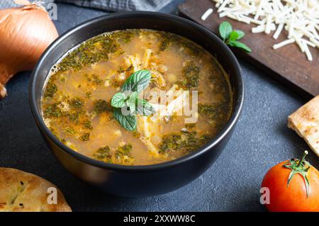 Soupe turque traditionnelle à la pâte fine en forme de barre, soupe de nouilles maison, bacakli corba Banque D'Images