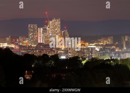 Une vue lointaine sur le centre-ville de Leeds la nuit Banque D'Images