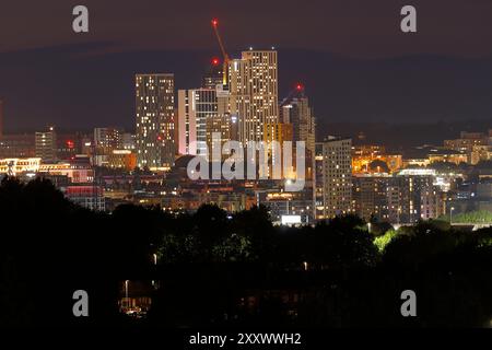 Une vue lointaine sur le centre-ville de Leeds la nuit Banque D'Images
