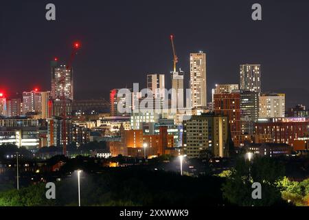 Une vue lointaine sur le centre-ville de Leeds la nuit Banque D'Images