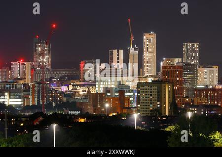 Une vue lointaine sur le centre-ville de Leeds la nuit Banque D'Images