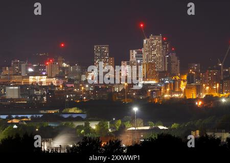 Une vue lointaine sur le centre-ville de Leeds la nuit Banque D'Images