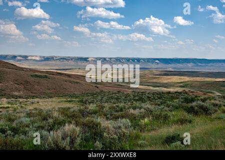 Surplombant la vallée contenant le lac dynamique, un paysage magnifique dans Fossil Butte National Monument, Wyoming. Banque D'Images