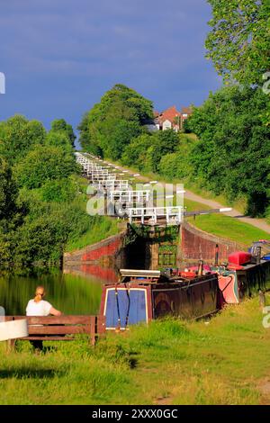 Série d'écluses Caen Hill sur le canal Kennet et Avon à Devizes, Wiltshire, West Country, Angleterre, Royaume-Uni. Prise en juin 2024. Été Banque D'Images