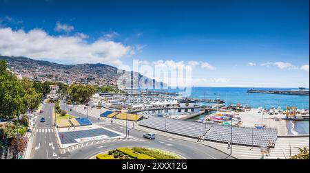 Un panorama multi-images avec des places assises pour les spectateurs regardant le Madeira Wine Rally sur le front de mer de Funchal, Portugal, le 3 août 2024. Banque D'Images