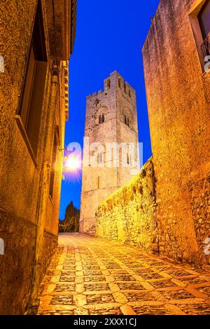 Erice, Sicile, Italie : rue étroite menant à Duomo dell'Assunta ou Chiesa Madre église principale de la ville médiévale, Europe Banque D'Images