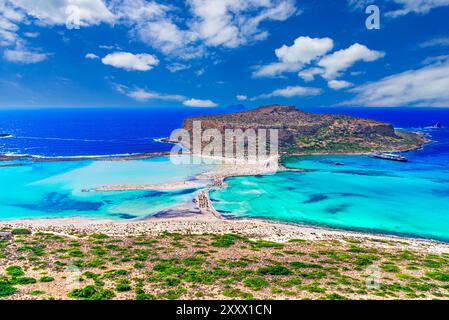 Lagon de Balos, Crète, Grèce : vue panoramique sur la lagune de Balos et l'île de Gramvousa en Crète, Grèce. Cap Tigani au centre Banque D'Images