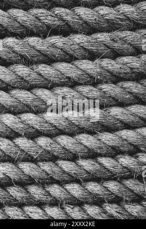 Un fond plein cadre noir et blanc de corde d'expédition épaisse étroitement enroulée ensemble et fabriquée à partir de fibres naturelles durables telles que le jute dans un vertica Banque D'Images