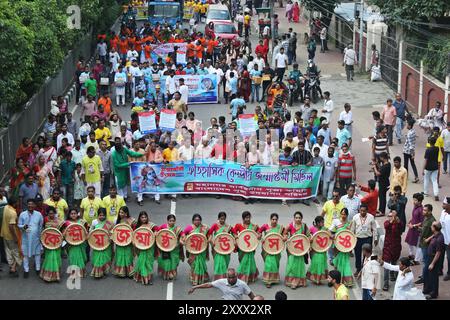 Dhaka. 26 août 2024. Les gens assistent à une célébration pendant le festival Krishna Janmashtami à Dhaka, Bangladesh, le 26 août 2024. La communauté hindoue du Bangladesh a célébré Janmashtami, marquant l'anniversaire de naissance du Dieu hindou Krishna. Crédit : Xinhua/Alamy Live News Banque D'Images