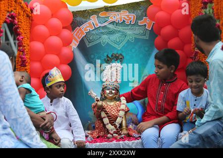 Dhaka. 26 août 2024. Les enfants assistent à une célébration pendant le festival Krishna Janmashtami à Dhaka, Bangladesh, le 26 août 2024. La communauté hindoue du Bangladesh a célébré Janmashtami, marquant l'anniversaire de naissance du Dieu hindou Krishna. Crédit : Xinhua/Alamy Live News Banque D'Images