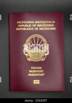 La dernière photo connue du passeport de la République de Macédoine : un symbole d'un nom qui vit dans les cœurs et les esprits. Isolé sur fond de papier noir. Banque D'Images