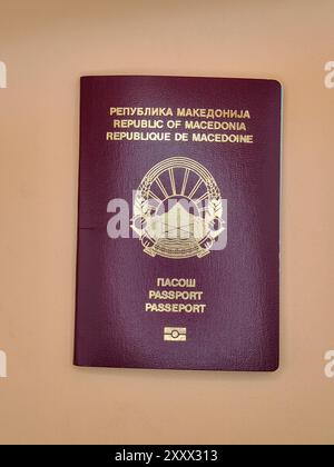 La dernière photo connue du passeport de la République de Macédoine : un symbole d'un nom qui vit dans les cœurs et les esprits. Isolé sur fond de papier kaki.. Banque D'Images