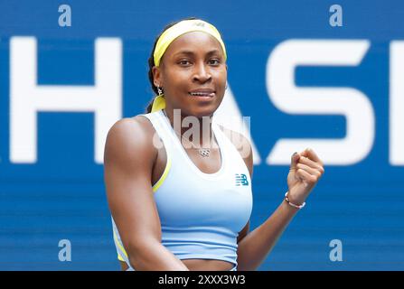 Flushing Meadow, États-Unis. 26 août 2024. Coco Gauff célèbre après avoir battu Varvara Gracheva, de France, lors de la première manche des US Open Tennis Championships 2024 au USTA Billie Jean King National Tennis Center le samedi 26 août 2024 à New York. Photo de John Angelillo/UPI crédit : UPI/Alamy Live News Banque D'Images