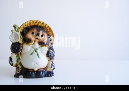 Shigaraki poterie japonaise Tanuki Cute Raccoon Dog sur fond blanc Banque D'Images