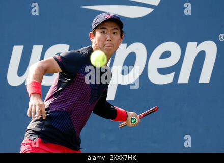 Flushing Meadow, États-Unis. 26 août 2024. Yoshihito Nishioka, du Japon, retourne un ballon à Miomir Kecmanovic, de Serbie, lors de la première manche des US Open Tennis Championships 2024 au Centre National de Tennis Billie Jean King de l'USTA le samedi 26 août 2024 à New York. Photo de John Angelillo/UPI crédit : UPI/Alamy Live News Banque D'Images