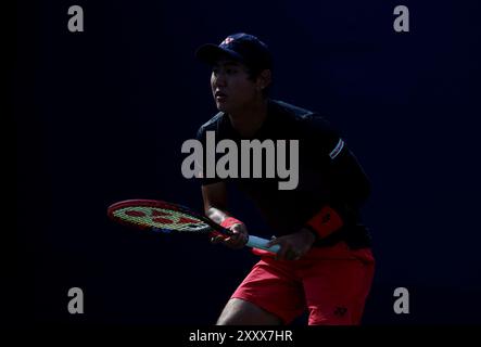 Flushing Meadow, États-Unis. 26 août 2024. Yoshihito Nishioka du Japon se prépare à retourner au service de Miomir Kecmanovic de Serbie lors de la première manche des US Open Tennis Championships 2024 au Centre National de Tennis Billie Jean King de l'USTA le samedi 26 août 2024 à New York. Photo de John Angelillo/UPI crédit : UPI/Alamy Live News Banque D'Images