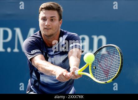 Flushing Meadow, États-Unis. 26 août 2024. Miomir Kecmanovic, de Serbie, retourne un ballon au Japonais Yoshihito Nishioka lors de la première manche des US Open Tennis Championships 2024 au Centre National de Tennis Billie Jean King de l’USTA le samedi 26 août 2024 à New York. Photo de John Angelillo/UPI crédit : UPI/Alamy Live News Banque D'Images