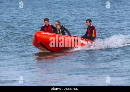 Branksome Chine, Poole, Dorset, Royaume-Uni. 26 août 2024. Josh Barents (à gauche), bénévole et sauveteur de plage professionnel, obtient un entraînement de dernière minute avant de partir pour l'Australie demain, dans le cadre de l'équipe de l'IRB (Inflatable Rescue Boat) de l'équipe GB. Il représentera le pays avec Team GB Lifesaving (GBR) avec des bateaux de sauvetage gonflables, qui sont utilisés à la fois dans un sens de sauvetage et de course. Le sport du sauvetage est assez petit au Royaume-Uni mais énorme dans des pays comme les États-Unis, l'Australie et la Nouvelle-Zélande. L'équipe concourt à Kurrawa, en Australie, le 4 septembre. Crédit : Carolyn Jenkins/Alamy Live News Banque D'Images