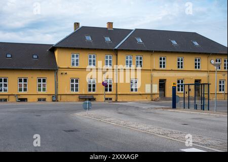 Maribo, Lolland, Danemark, 21 juillet 2024 - la gare jaune et la place du village Banque D'Images