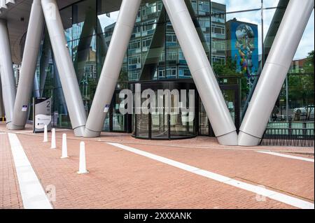 Saint Josse, Bruxelles, Belgique, 25 juillet 2024 - entrée de la tour Iris, bâtiment gouvernemental pour le calcul des impôts Banque D'Images